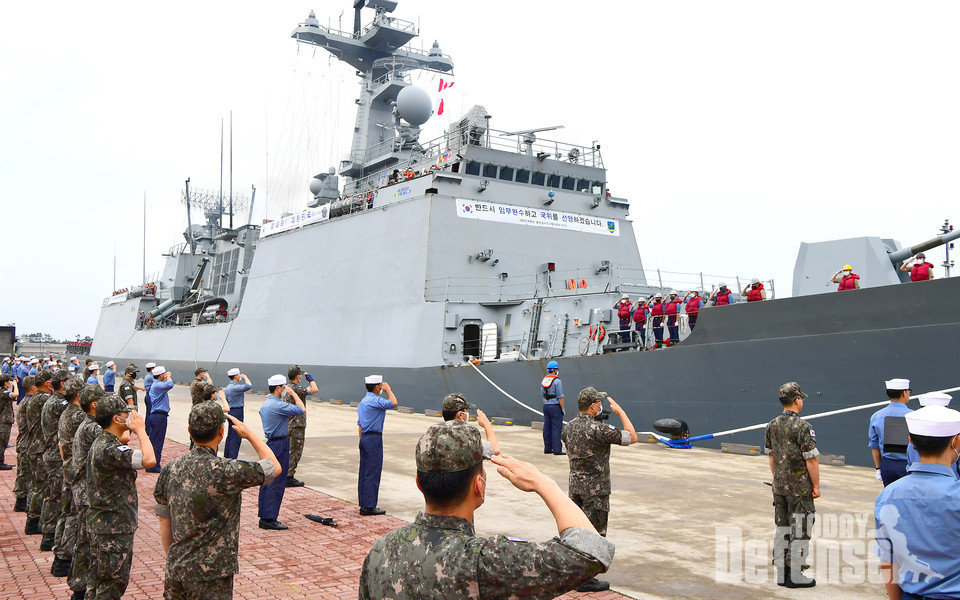 해군 환태평양훈련(RIMPAC) 전대(전대장 김성환 대령)가 7월 18일 오전 2020 환태평양훈련 참가를 위해 장병들의 환송을 받으며 제주민군복합항에서 출항하고 있다.  (사진: 해군)