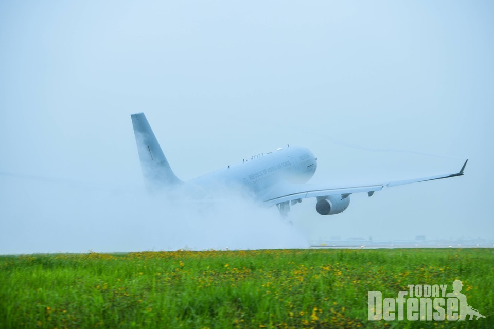 공군 KC-330 공중급유기가 7월 23일(목) 08시, 이라크 파견 근로자 등 우리 교민을 안전하게 귀국시키기 위해 김해기지에서 이륙하고 있다.