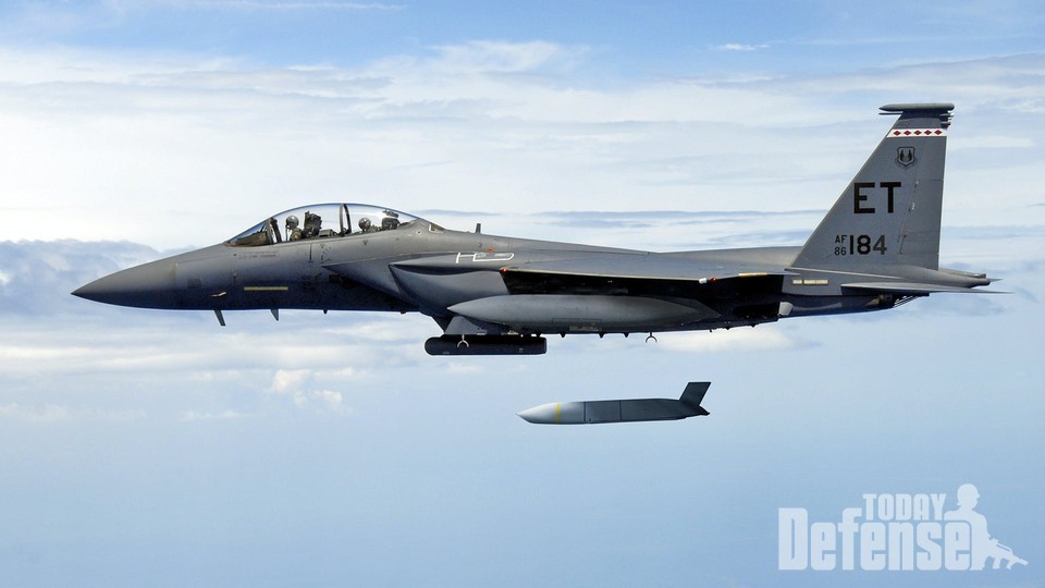 미공군 F-15E 스트라이크 이글에 탑재되는 장거리 공대지 미사일 JJASM-ER (사진: 록히드마틴)