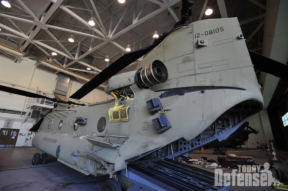 정비핸거안의 CH-47F 치누크 헬기의 후방 (사진: 디펜스 투데이)