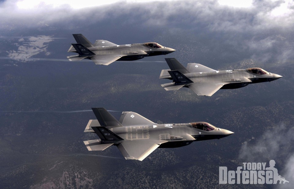 미공군의 대규모 스텔스전력 통합작전에 F-35 전투기도 참가하였다. (자료사진: USAF)