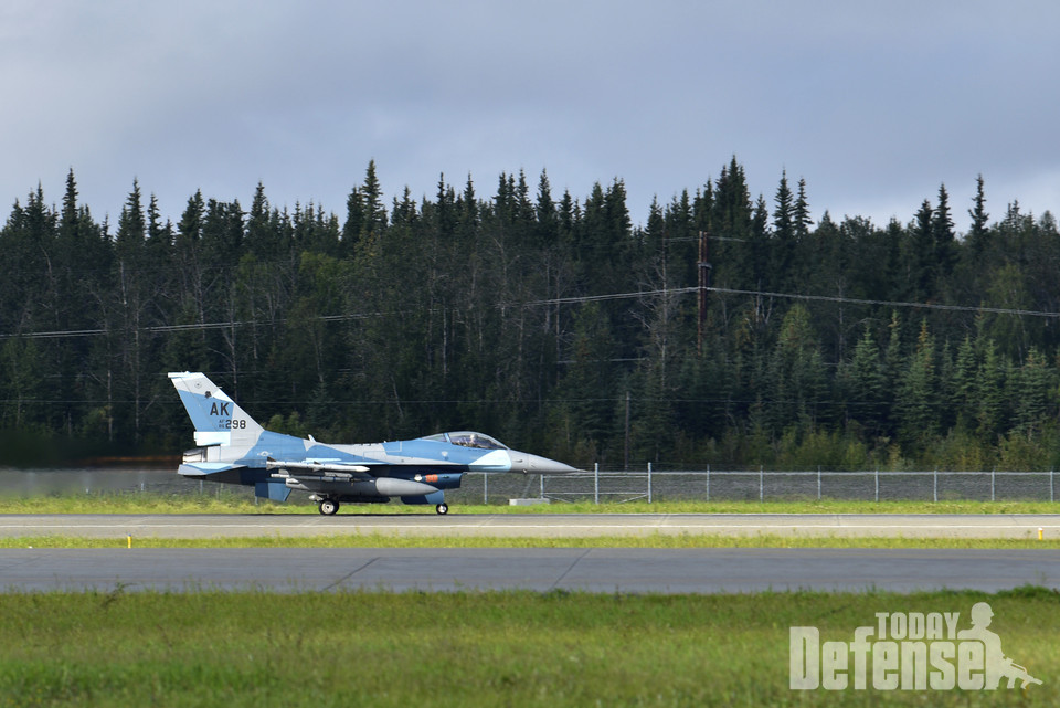 8월 13일 아일슨 공군기지에서 제 18어그래셔공격대대의 F-16 전투기가 레드 플래그 알래스카 20-3 중에 이륙한다. RF-A 20-3 동안 제 18 AGRS 임무는 모의 공대공 전투에 임하면서 적의 위협을 알고, 가르치고, 복제하는 것이다. (사진: USAF)