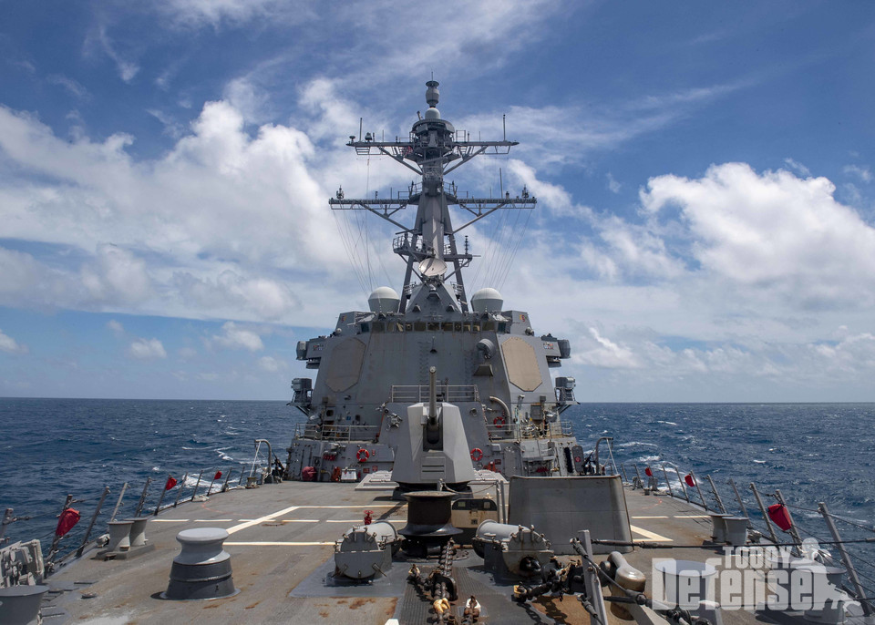 알레이버크급 이지스 구축함 USS 머스틴(DDG 89)이 대만해협을 통과하였다. (사진: USNAVY)