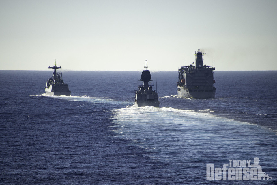 대한민국 해군 (ROKS) 충무공 이순신(DDH-975), 호주 해군 함정 HMAS 아룬타(FFH-151), 미국 해군 함대 보충유조선 헨리 J. 카이저(T-AO 187)가 태평양 훈련 중 태평양을 통과한다. 림팩에는 8월 17일부터 31일까지 하와이 제도 주변 해상에서 10개국, 22척의 선박, 1척의 잠수함, 5300명 이상의 인원이 참가하고 있다. RIMPAC는 2년마다 실시되는 협력 관계를 육성하고 유지하기 위한 훈련으로, 자유롭고 개방된 인도-태평양 지역을 지원하기 위해 해상 도로의 안전과 보안을 보장하는 데 매우 중요하다. 이 연습은 상호운용성과 전략적 해양 파트너십을 강화하기 위해 고안된 독특한 훈련 플랫폼이다. RIMPAC 2020은 1971년에 시작되어  27년째 지속하는 훈련이다. (사진: USNAVY)