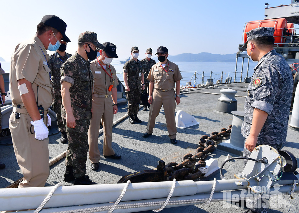 이종호(중장) 해군작전사령관(왼쪽에서 두 번째) 8월 25일 오전 진해 군항 내 부이(Buoy) 계류 중인 광양함을 찾아 태풍대비태세를 점검하고 있다. (사진: 해군작전사령부)