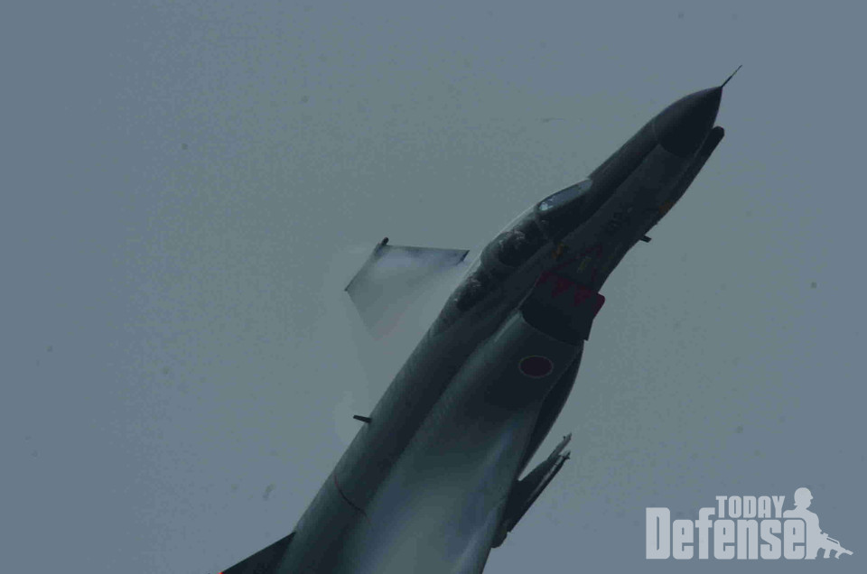 급속 상승중인 F-4EJ (사진: 안승범)