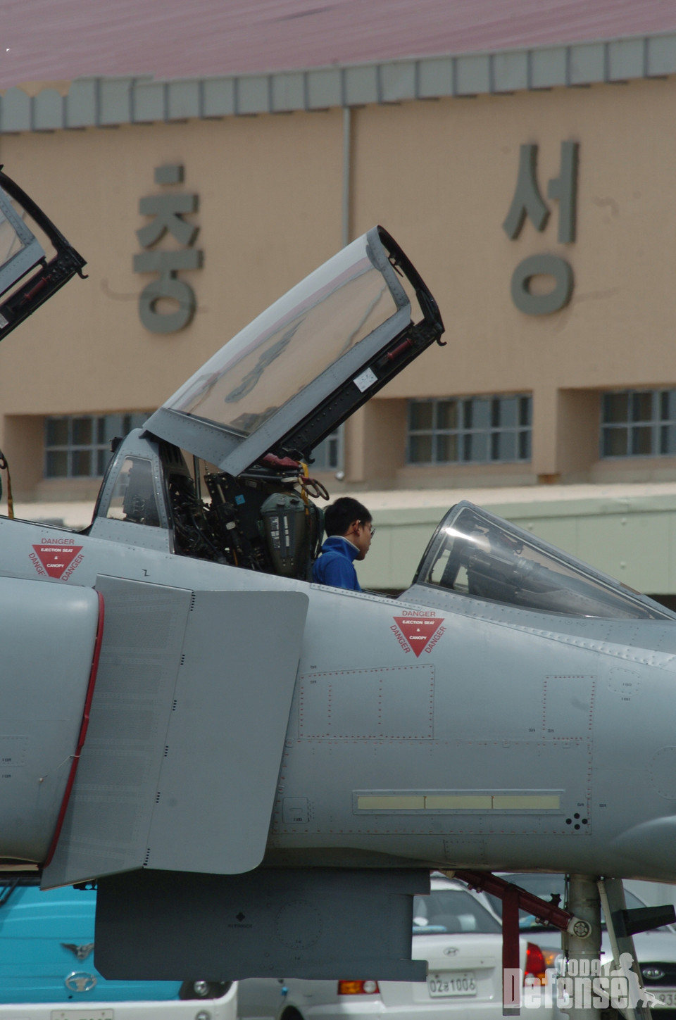 F-4D 팬텀 정비요원이 기체에 직접 타고 체크하고 있다. (사진: 디펜스 투데이)