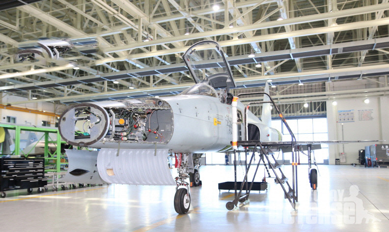 정비를 위해 레이더돔을 오픈한 F-5E/F (사진: 디펜스 투데이)