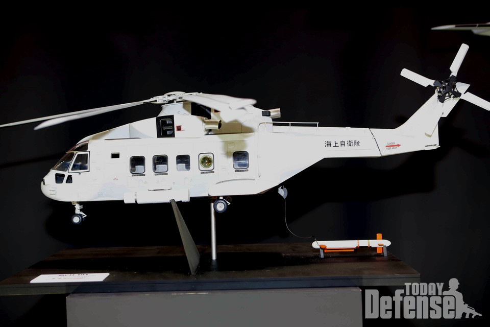 방위성에서 전시한 MCH-101 소해헬기 모형 (사진: 디펜스 투데이)