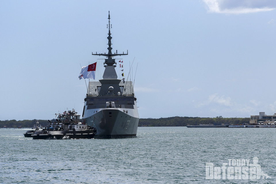 싱가포르 해군 포미더블급 호위함 RSS 슈프림(73)이 태평양의 연습림(IMPAC)에 앞서 진주만에 도착했다. 림팩에는 8월 17일부터 31일까지 하와이 제도 주변 해상에서 10개국, 22척의 선박, 1척의 잠수함, 5300명 이상의 인원이 참가했다. (사진: USNAVY)