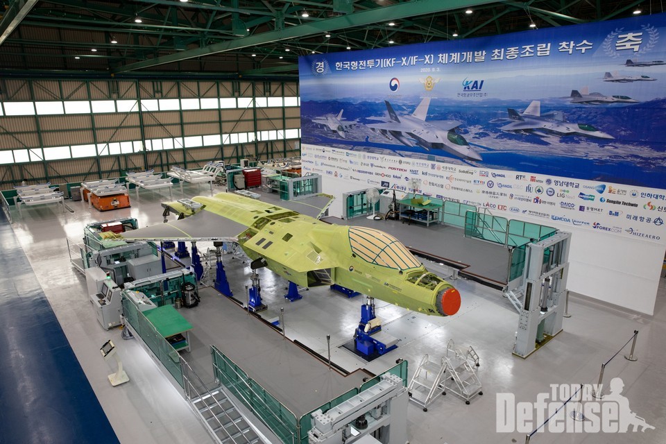 위에서 본 한국형 전투기 KF-X 시제1호기 최종조립 사진 (사진: 방위사업청)