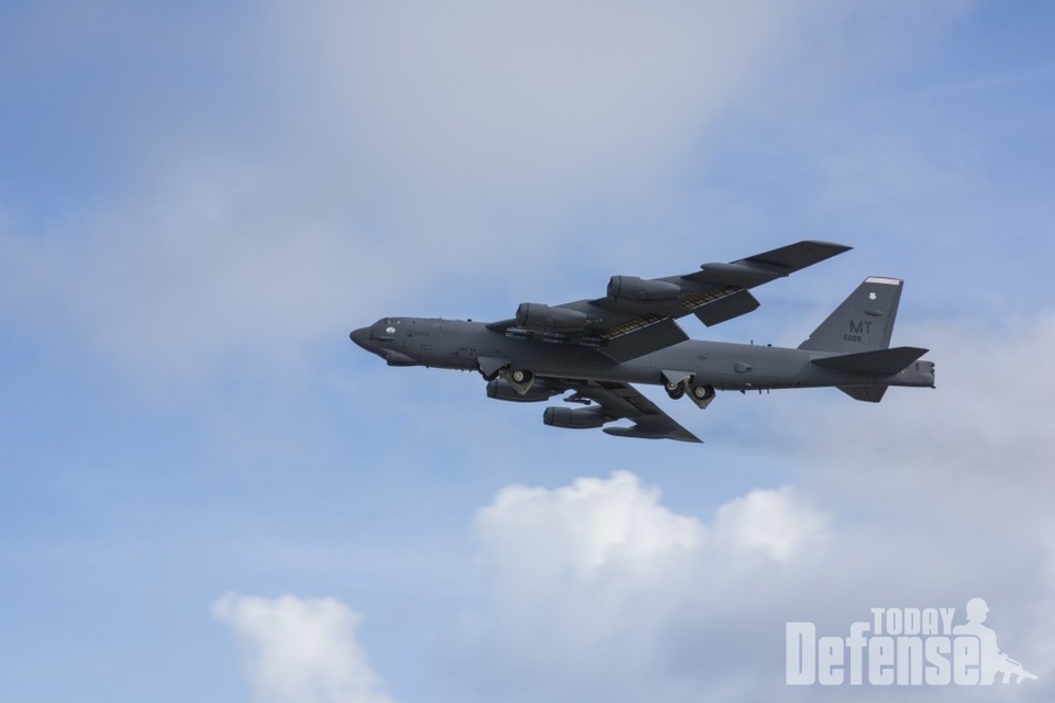 관 앤더슨 공군 기지에 배치된 제 36원정폭격대대 B-52가 조난수색에 참가했다. (사진: USAF)