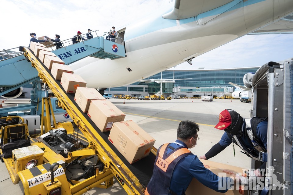 개조작업이 완료된 대한항공 보잉 777-300ER 내부에 화물을 적재하는 모습 (사진: 대한항공)