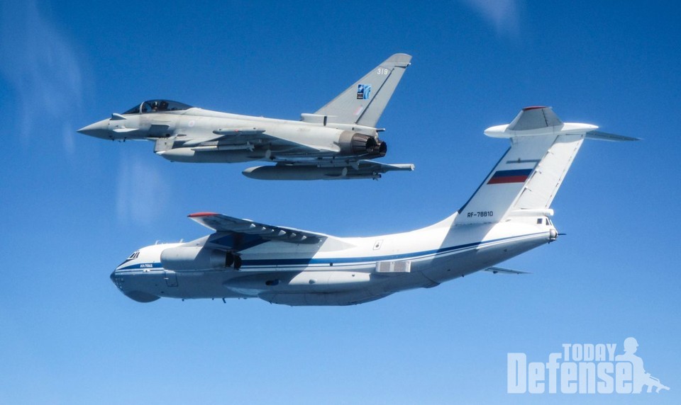 러시아 공군기를 요격 및 에스코트하는 RAF 타이푼 (사진: RAF)