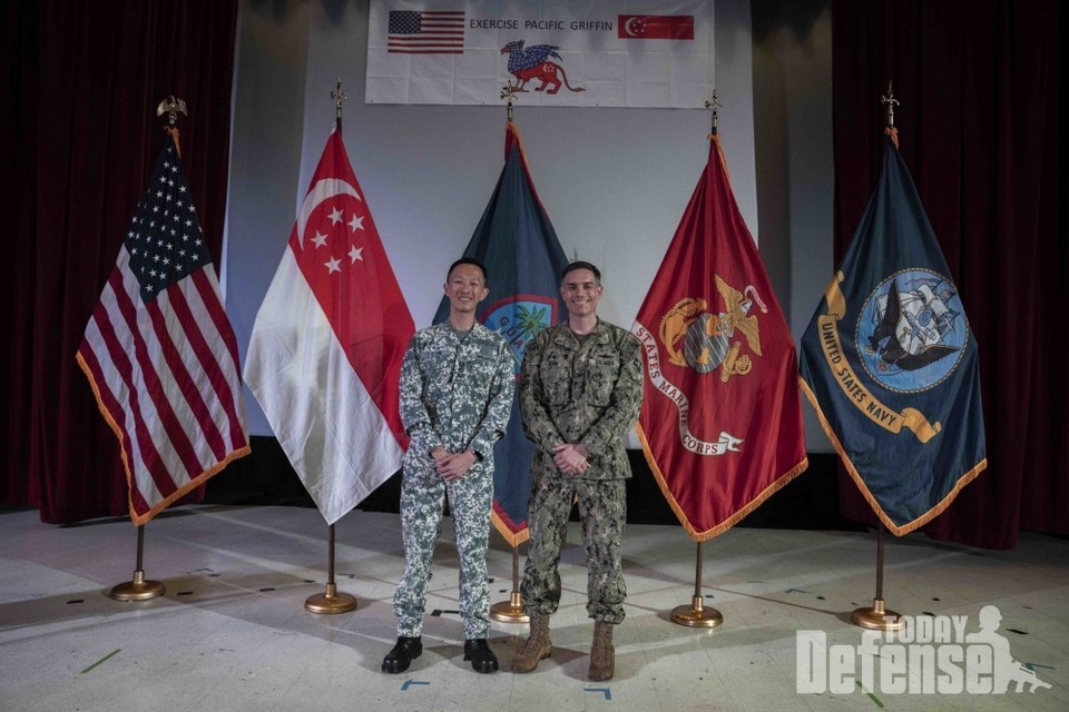 퍼시픽 그리핀 2019 개막식에서  싱가포르 해군 대령 임유추안 1함대 사령관 겸 185대대 지휘관과 제 7 구축함대대의 매튜 제비(Matthew Jerbi) 준장이 기념촬영을 위해 포즈를 취하고 있다. 태평양 그리핀은 괌 인근 해역에서 격년제로 실시하는 훈련으로, 미국과 싱가포르 해군의 관계 강화를 목적으로 한다. (사진: USNAVY)