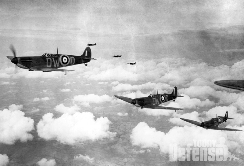 제 2차 세계대전의 영국본토항공전에서의 영국공군 전투기들 (사진: RAF)