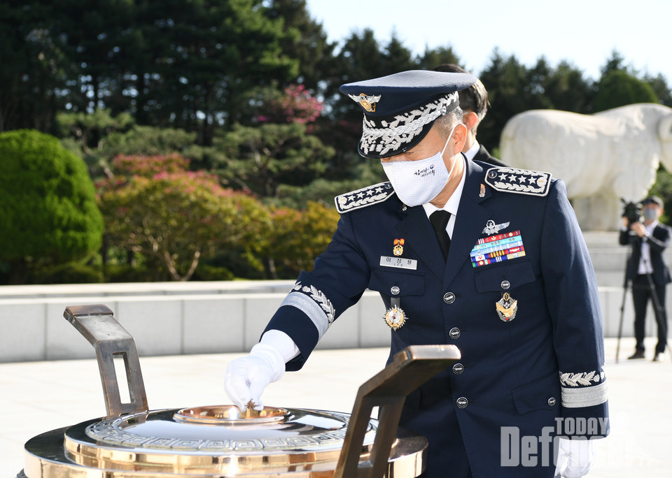 이성용 공군참모총장이 9월 24일(목) 대전현충원에서 순국선열과 호국영령에게 분향 및 헌화를 하고 있다. (사진: 공)