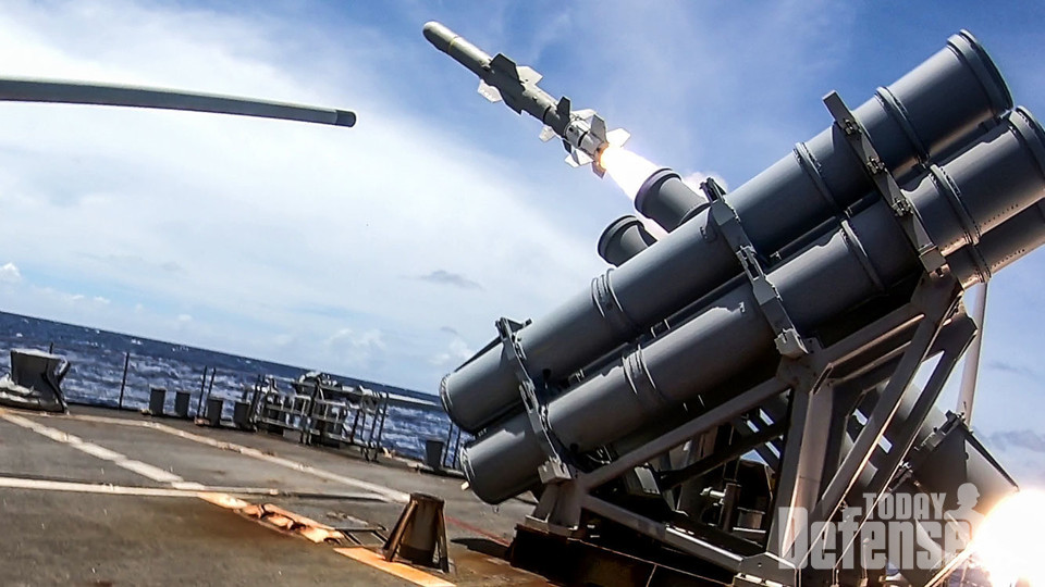 타콘데로가급 이지스 순양함 USS 안티탐(CG 54)이 발리안트 실드 2020의 일환으로 해제된 프리깃함 커츠(FFG 38)를 겨냥한 합동 전력침하훈련(SINKEX)의 일환으로 하푼 지대지 미사일을 발사했다.
