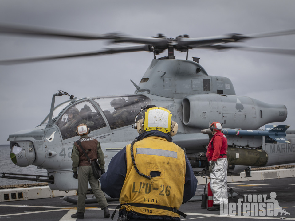 해상에 최적된 미해병대 AH-1Z 줄루 공격헬기 (사진: 디펜스투데이)
