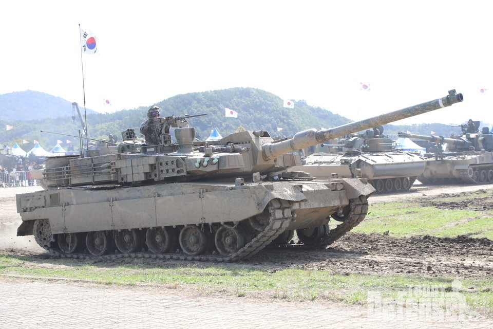 지상군 페스티벌에서 시연 중인 국산 K-2 전차 (사진: 디펜스 투데이)