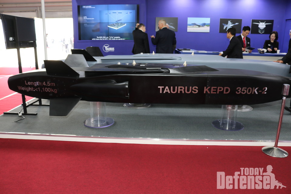 타우러스 350K-2 공대지 미사일 모형 (사진: 디펜스투데이)