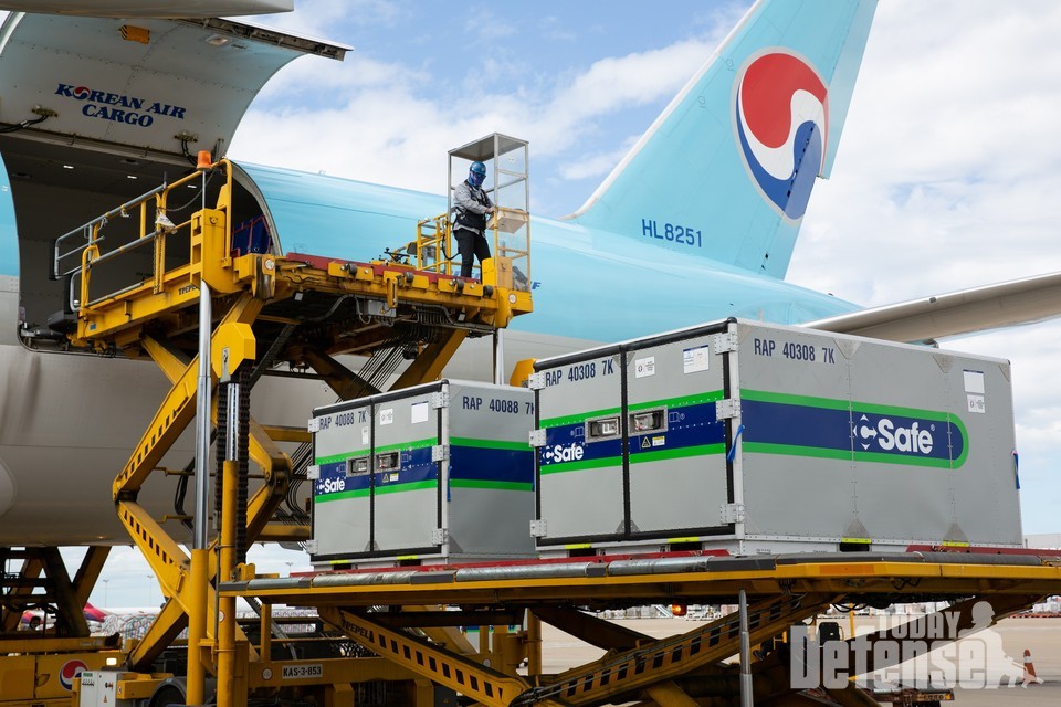 온도조절이 가능한 특수 컨테이너가 대한항공 화물기에 탑재되고 있는 모습 (사진: 대한항공)