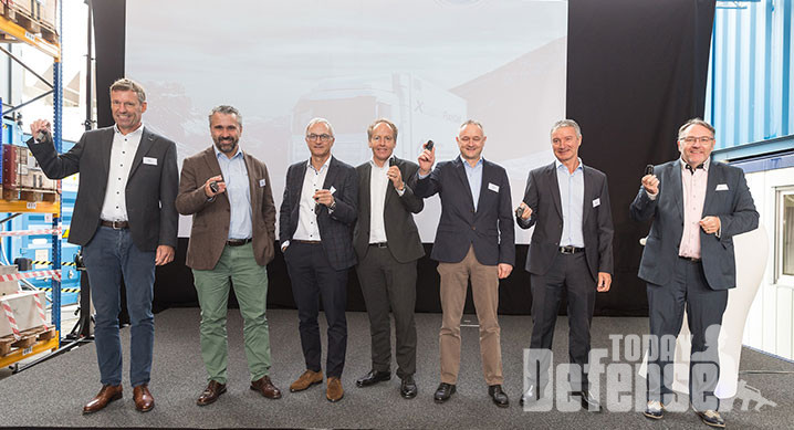 현대자동차 ‘엑시언트 수소전기트럭’을 7일(현지시간) 스위스 고객사 대표들에게 인도했다. (사진 왼쪽부터 Leclerc, Camion, Galiker, Coop, Murpf, Travego, Migros 대표) (사진: 현대자동차)