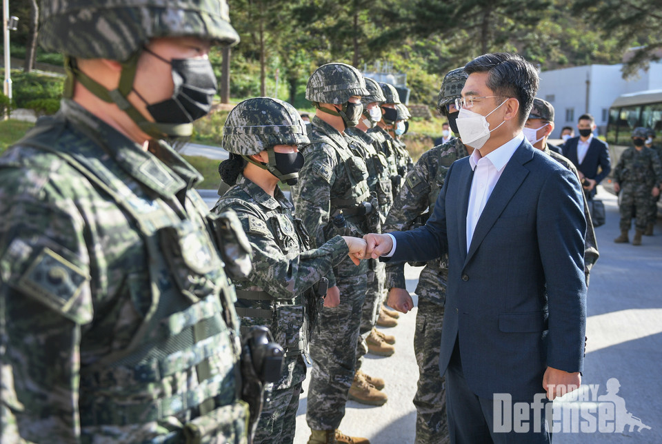 서욱 국방부장관(오른쪽)이 9일 해병대 연평부대에서 서북도서 방어에 최선을 다하고 있는 장병들을 격려하고 있다. (사진: 국방부)