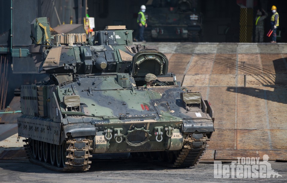 M2 브래들리 보병전투 장갑차가 하역되고 있다. (사진: 미8군)