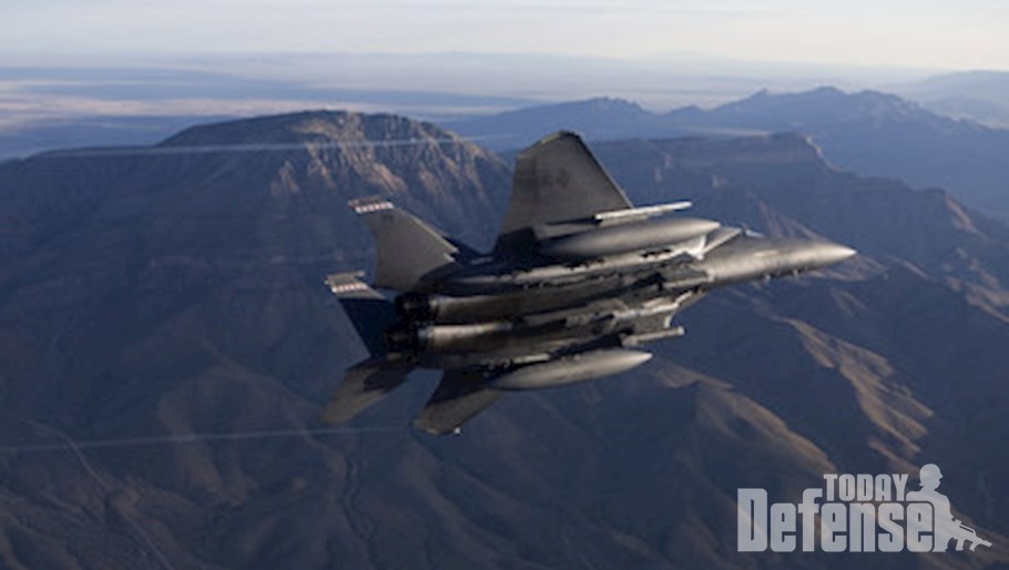 미공군 F-15E 스트라이크 이글전투기가 뉴멕시코 상공에서 GBU-53 스톰브레이커를 장착하고 시험하고 있다. (사진: 레이시온)