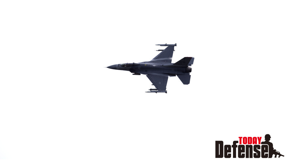 10월 9일 미사와 공군기지 외곽 드로온 레인지에서 미 공군 F-16  전투기가 레인지 데이 동안 날아다닌다. F-16 시연 중 조종사들은 미사와 팀원들에게 조종사들이 이 지역 주변의 비행공간과 비행공간을 어떻게 활용하는지를 보여주기 위해 스트래핑 런과 폭격 기술을 수행했다. (사진: USAF)