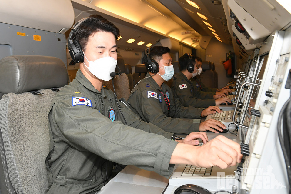 공군 최우수 방공무기통제사인 '골든아이' 김병용 준위가 E-737 항공통제기에서 임무를 수행하고 있다. (사진: 공군)