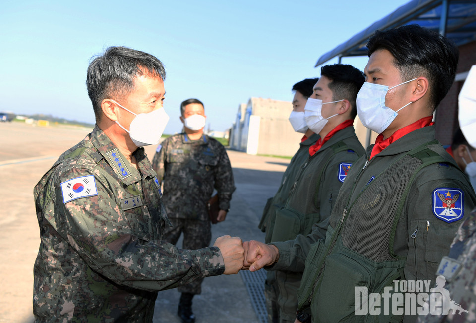 이성용 공군참모총장이 10월 20일(화) 공군 18전투비행단 비상대기실을 찾아 임무 조종사들을 격려하고 있다. (사진: 공군)