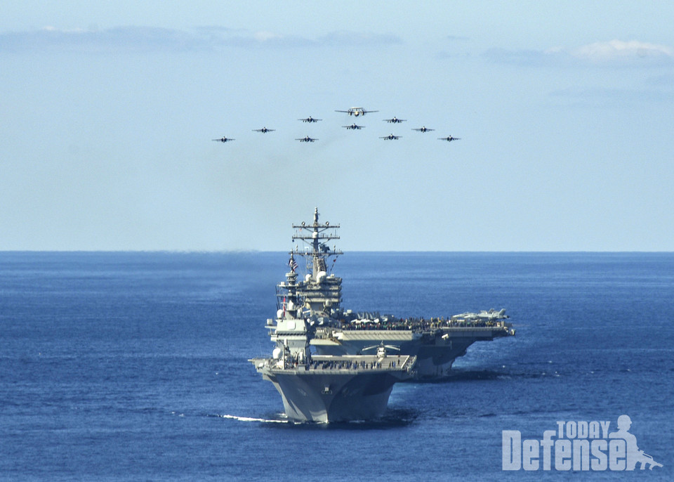 로널드 레이건 항공모함과 헬기탑재 대형호위함 이세의 위로 미해군 제 5 항모전투비행단이 E-2D 조기경보기와 함께 편대비행을 하고 있다. (사진: USNAVY)
