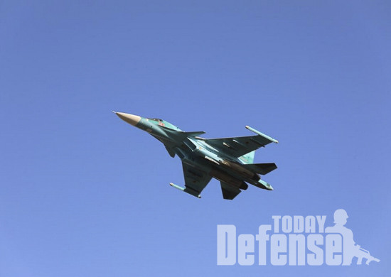 Su-34 전폭기가 전술폭격 훈련을 하기 위해 날고 있다. (사진: 러시아 국방부)