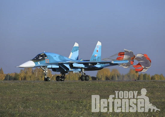 Su-34 전폭기가 착륙을 하면서 드레그 슈트를 펼치고 있다.(사진: 러시아국방부)