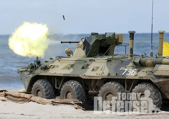 BTR-82 보병장갑차가 사격을 하고 있다. (사진: 러시아국방부)
