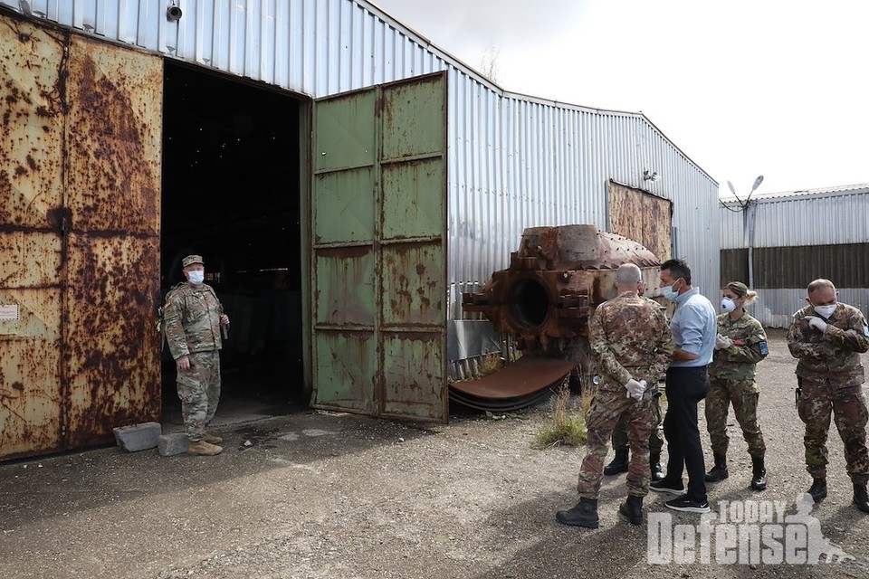 코소보 방위군과 확학폐기물 저장장소를 점검하고 있다. (사진: US유럽아프리카)