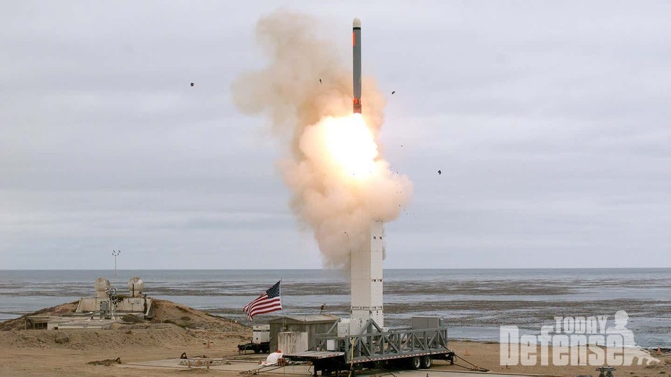 MK41 VLS에서 지상발사 시험중인 토마호크 크루즈 미사일 (사진: 미국방부)