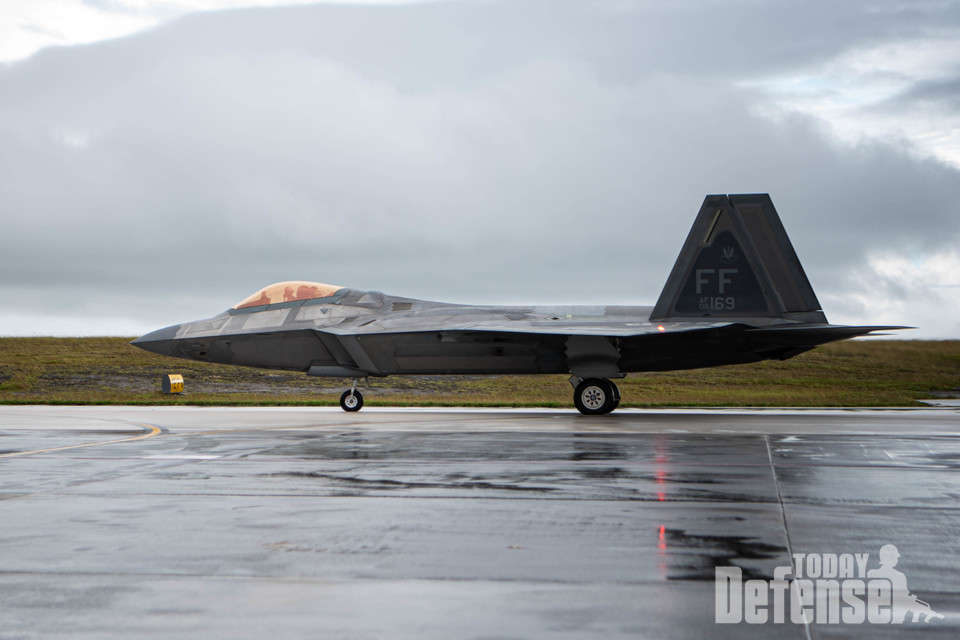 미국 버지니아주 랑글리-유스티스 합동기지에서 제94전투비행단과 함께 F-22 랩터팀이 2020년 11월 11일 괌 앤더슨 공군기지에서 퇴역군인들을 위한 재향군인의 날 비행을 준비하고 있다.(사진: USAF)