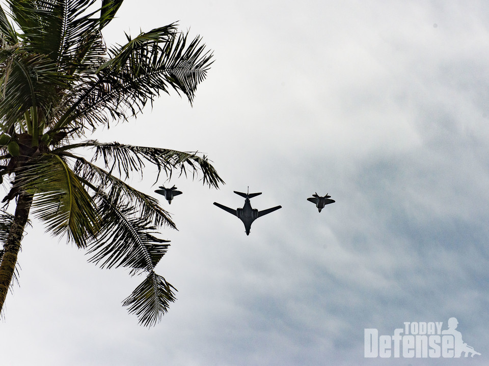 11월 11일 괌상공에서 F-22 랩타와 B-1B 폭격기가 합동비행을 하고 있다. (사진: USAF)