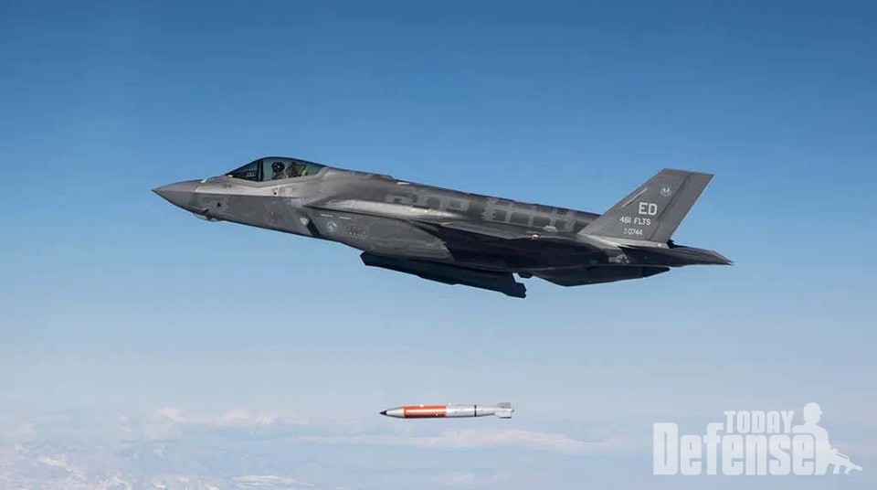 B61-21 중력핵폭탄 불활성체를 투하 테스트 중인 F-35A 스텔스 전투기 (사진: 미국방성)