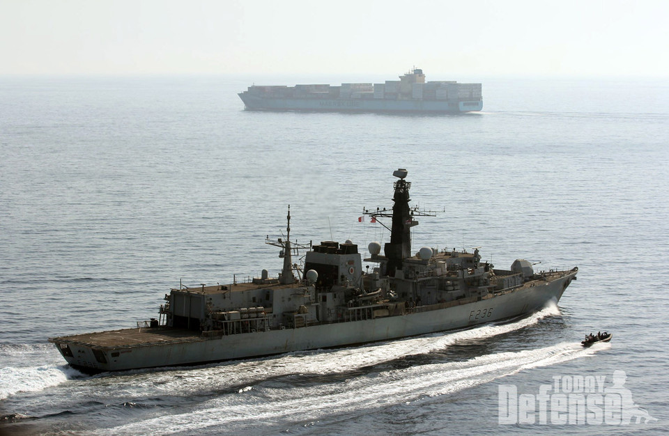 HMS 몽트로스가 걸프만에서 상선을 호위하고 있다. (사진: UKNAVY)