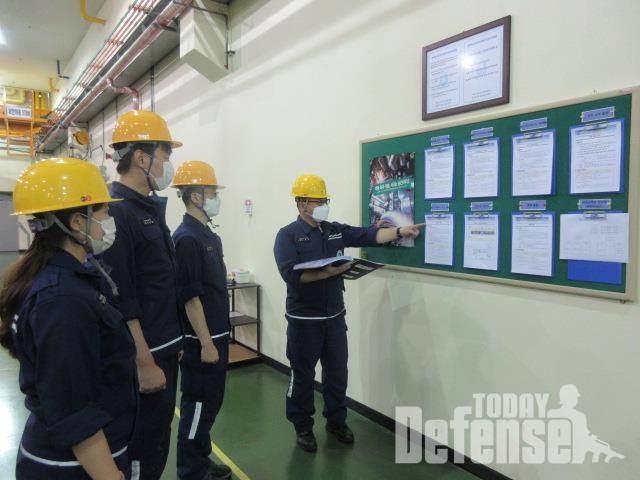 12월 3일(목) 안전보건경영시스템(ISO 45001) 획득 관련 유도탄 정비작업 투입 전 안전교육을 하는 현장모습이다. (사진: 국방부)