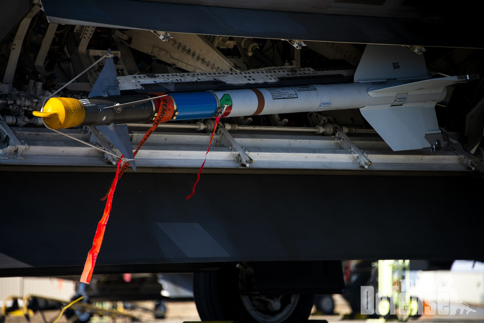 F-22 랩터의 측면 단거리 공대공 전용 무장창에 탑재된 AIM-9 사이드와인더 단거리 공대공 미사일 (사진: USAF)