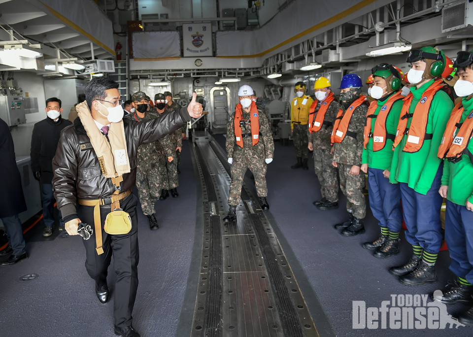 서욱 국방부 장관이 2일 동해상에서 작전 중인 세종대왕함을 방문, 장병들을 격려하고 있다. (사진: 국방부)