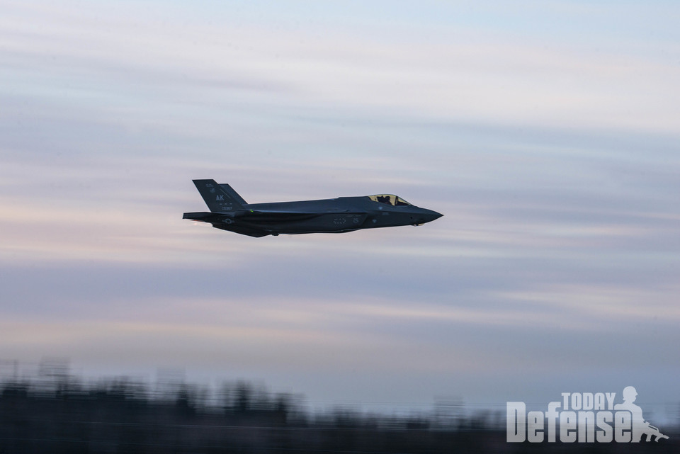 F-35A 전투기가 알래스카 상공을 비행하고 있다. (사진: USAF)