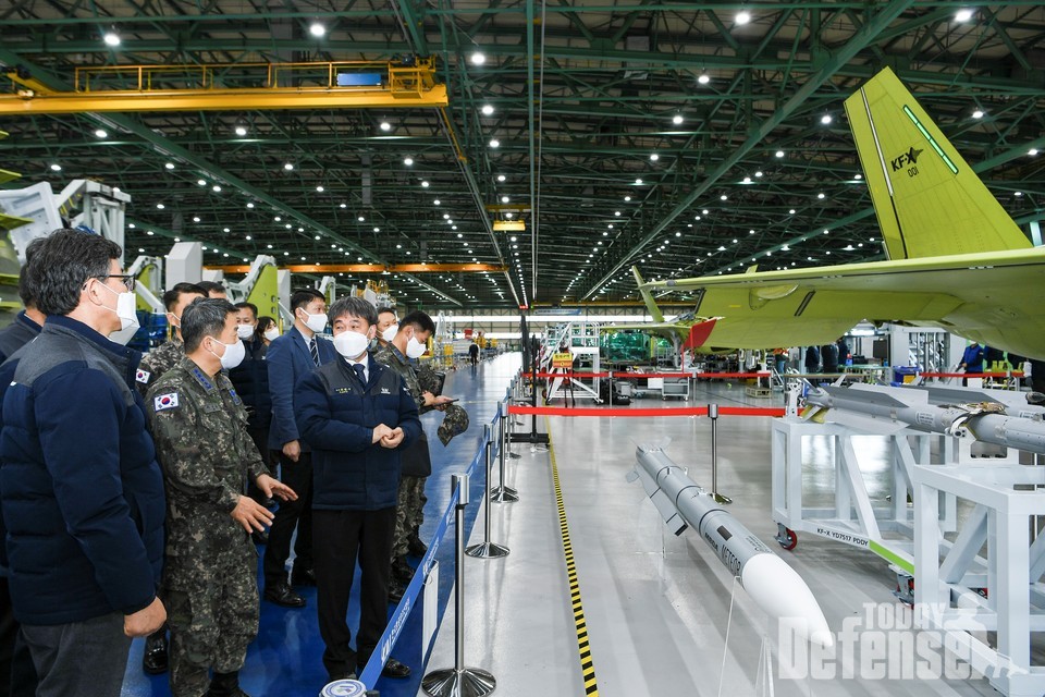 이성용 공군참모총장이 3월 2일(화), 경남 사천에 있는 한국항공우주산업(KAI)를 찾아 최종 조립 중인 한국형 전투기(KF-X) 시제기를 직접 살펴보고 있다.(사진:공군)