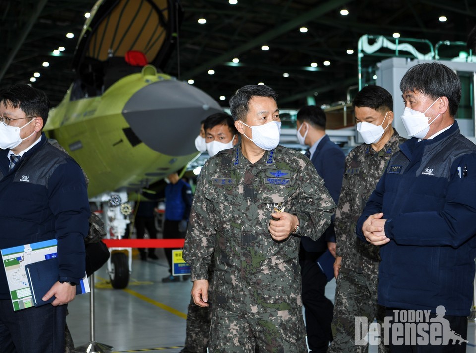 이성용 공군참모총장이 3월 2일(화), 경남 사천에 있는 한국항공우주산업(KAI) 한국형전투기(KF-X) 개발센터를 찾아 한국형전투기 시제기 조립현장을 살펴보고 연구진들을  격려했다. (사진:공군)