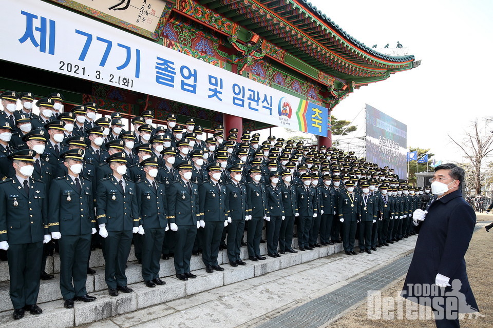 2일 오후, 서울 노원구 육군사관학교에서 열린 ‘육군사관학교 제77기 졸업 및 임관식’에서 서욱 국방부 장관이 신임장교들에게 축하 인사를 하고 있다.(사진:육군)